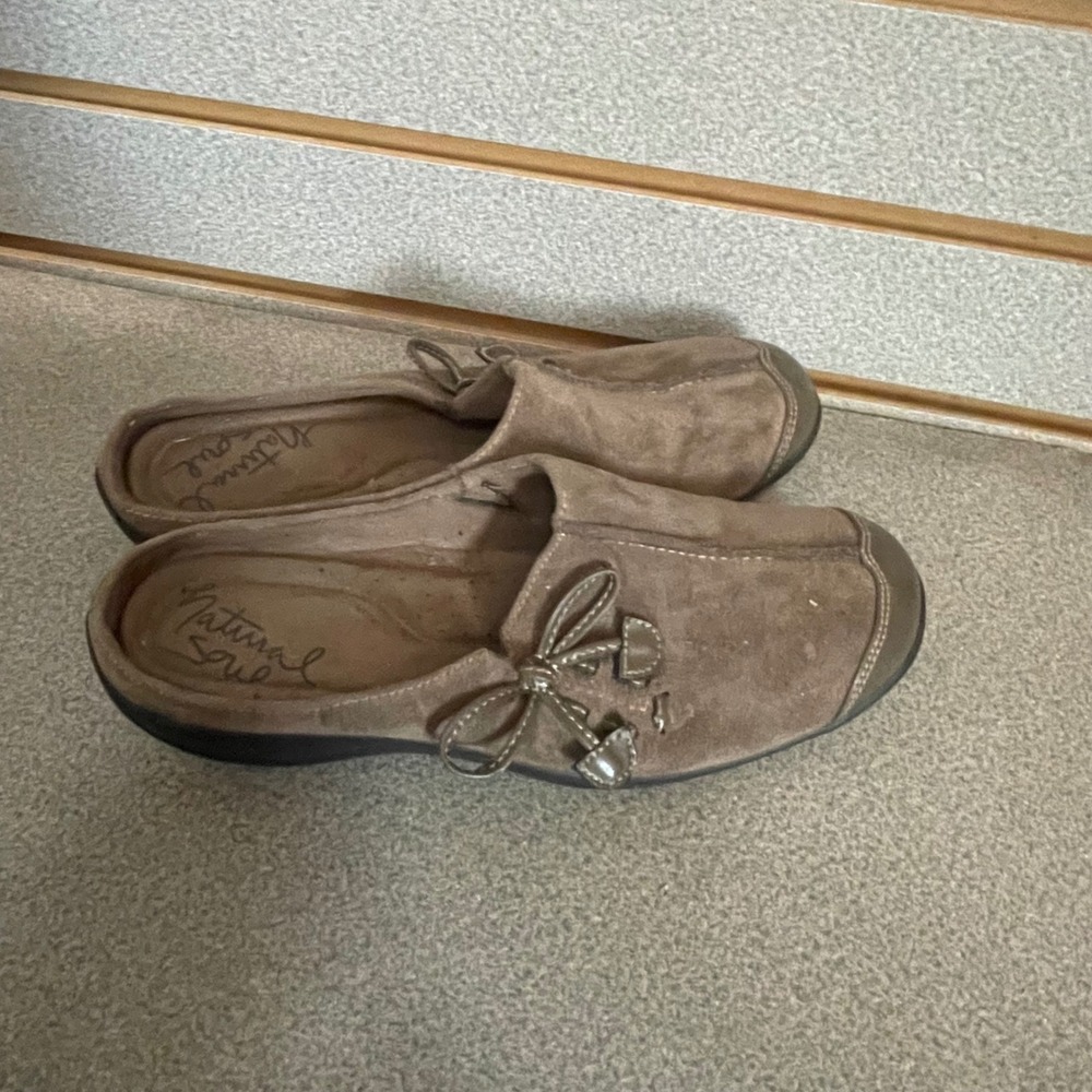 Natural Soul by Naturalizer Womens Taupe Suede Bow Slip On Clog Mules Size 6.5